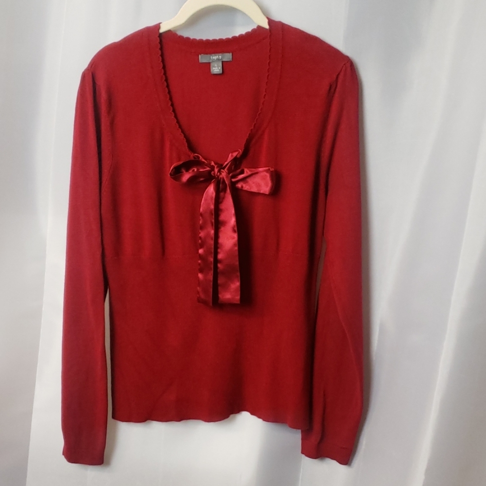 Sz L red sweater w/ satin bow    tie. C19